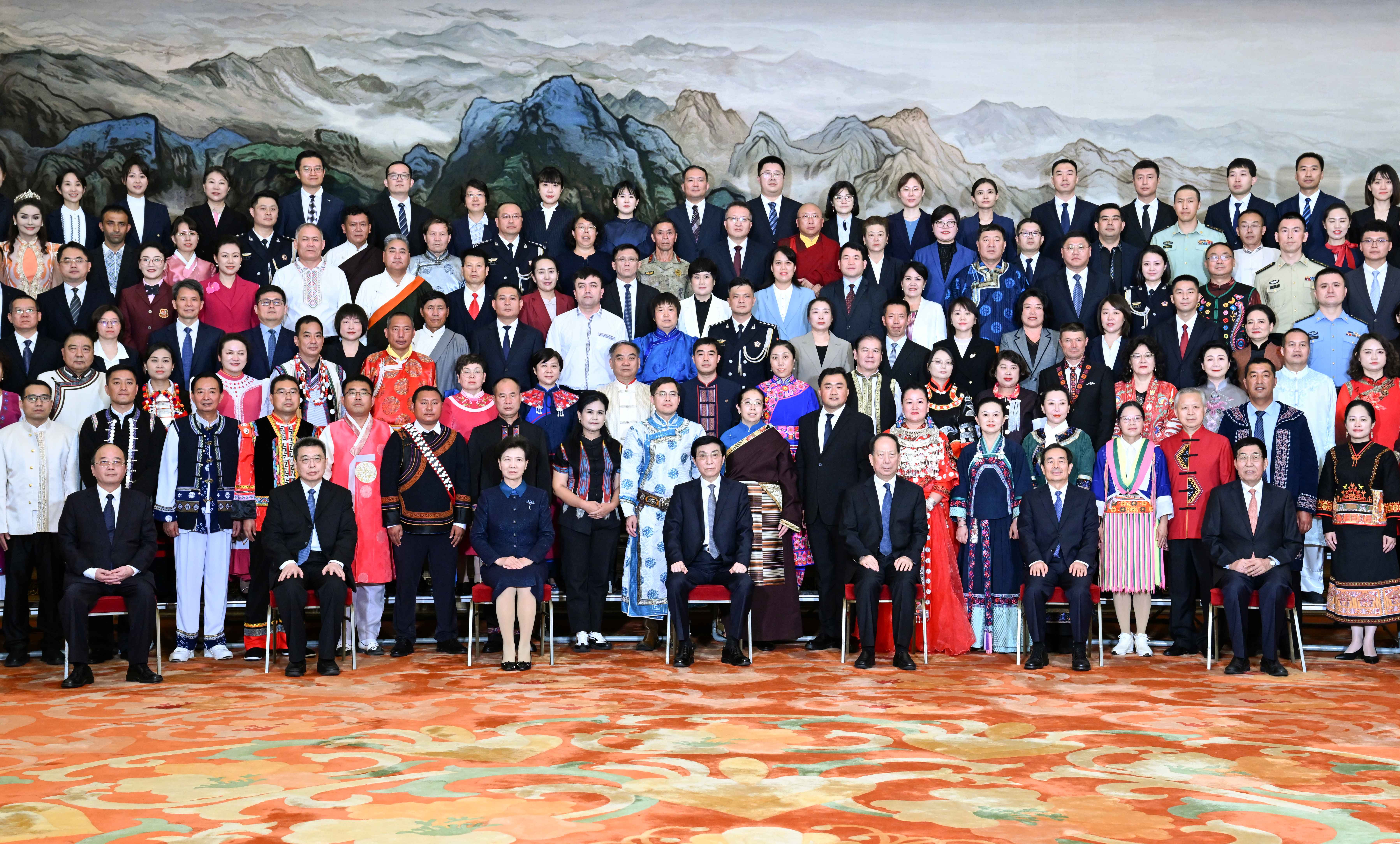 3、各民族代表大合照(1)